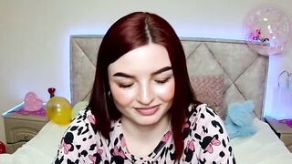 Solo redhead babe have fun on webcam