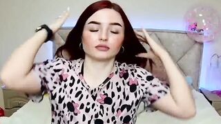Solo redhead babe have fun on webcam