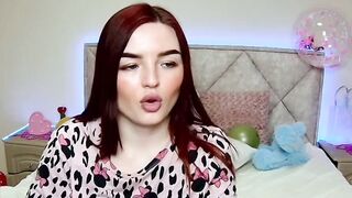 Solo redhead babe have fun on webcam