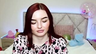 Solo redhead babe have fun on webcam