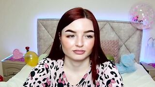 Solo redhead babe have fun on webcam