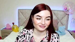 Solo redhead babe have fun on webcam