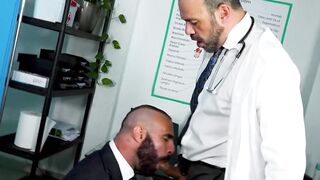 Doctor Nicholas Bardem sucked and banged his client Paco Rabo in his clinic