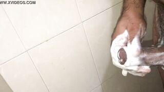 Me la jalo en la regadera con jabon
