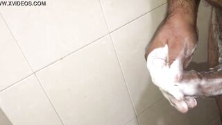 Me la jalo en la regadera con jabon