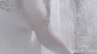 Amateur naked women doing laundry