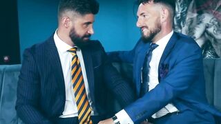 Investor Derek Allan fucks hard hottie Justin Jett on the sofa