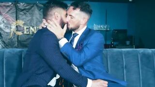 Investor Derek Allan fucks hard hottie Justin Jett on the sofa
