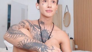 Hot blonde babe gives deepthroat to shemale cock