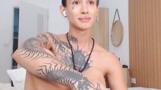 Hot blonde babe gives deepthroat to shemale cock