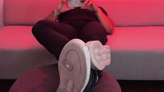 Bulky Savio shows off his gorgeous feet while jerking his cock