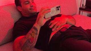 Bulky Savio shows off his gorgeous feet while jerking his cock