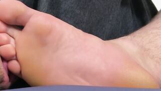 Bodybuilder Gavin W jerks off while his jock friend licks his feet