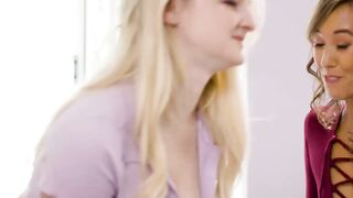 Curvaceous babe Eliza Eves used her slender fingers to make herself squirt cum