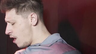 Horny athletic hunk Dalton Riley deepthroats rock hard cock