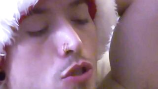 Studly muscle boy Tyler Slaters cock is busy getting worshipped by Jizzy McBone