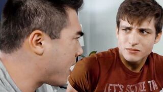 Power bottom Elliot Finn moaned in pleasure in a lustful dick riding on Hunk Axel Kan