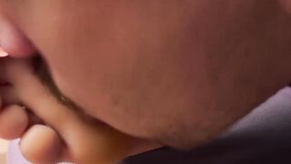 Hunky Vinni jerked off while getting his feet worshiped by horny Dan Edwards
