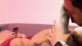 Hunky Vinni jerked off while getting his feet worshiped by horny Dan Edwards