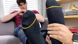 Handsome Daddy Texas got his gorgeous size twelve feet worshipped by jock Dan Edwards
