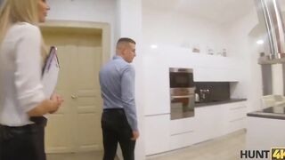HUNT4K. Smart hunter seduces skinny blonde while checking new apartment