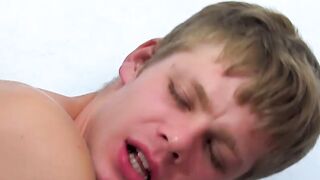 Twink receives a blowjob and barebacks his skinny masseur