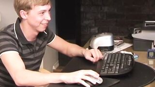 Pretty amateur teenager Timmy Slater masturbates solo