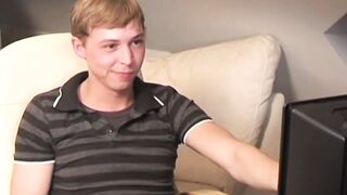 Pretty amateur teenager Timmy Slater masturbates solo