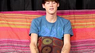 Young man jizzes all over his chest after steamy interview