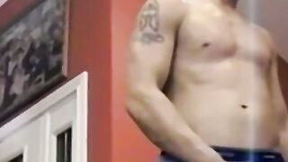 Solo cock wanking with tattooed stud who jerks off his dick