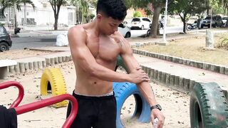 Muscle twink Aalan Foxter handjob huge dick