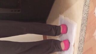 Japanese dollface tops a cup off with her pee and records it