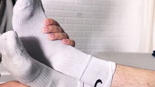 Muscular Zak got his feet sniffed and sucked by horny Dan Edwards