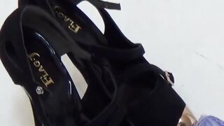 Tasteful Japanese darlings shot peeing in closeup