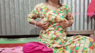 Hot bengali Hottie xxx modal tumpa enjoying sex by putting her finger on her twat.