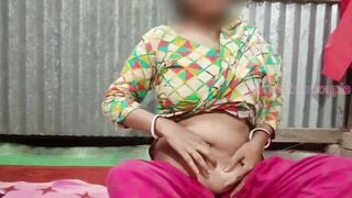 Hot bengali Hottie xxx modal tumpa enjoying sex by putting her finger on her twat.