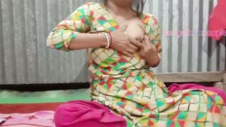 Hot bengali Hottie xxx modal tumpa enjoying sex by putting her finger on her twat.