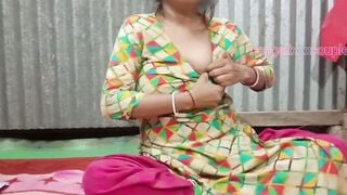 Hot bengali Hottie xxx modal tumpa enjoying sex by putting her finger on her twat.