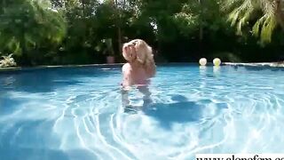Amateur sluts (ainsely) Play With Things As Sex Toys On Webcam vid-02