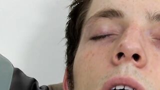 Flexible twink ends up jerking off after erotic stretching