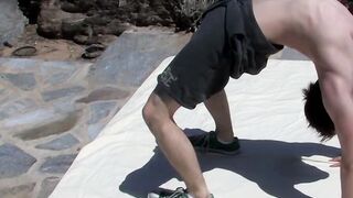 Flexible twink ends up jerking off after erotic stretching