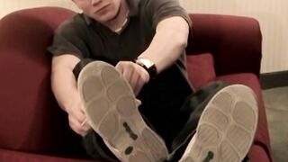 Sporty guy Tommy jacks off his cock while his toes are curling out of pleasure
