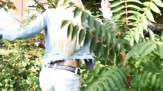 Blonde picked up for a oral sex while flirting