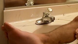 Handsome young Boomer Jacoby wanks his cock and cums on his feet