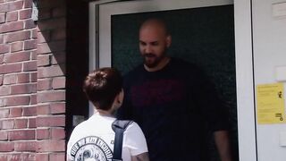 Amateur photographer seduces short-haired cougar for sex