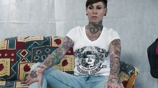 Amateur photographer seduces short-haired cougar for sex
