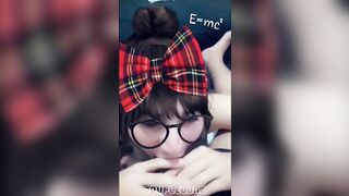 Aluna adolescente estava de recuperação no colégio e teve que mamar o teacher depois da aula, será que ela vai passar na prova?... Quando voltou pra casa ainda deu a bucetinha para o urso encher de gala!
