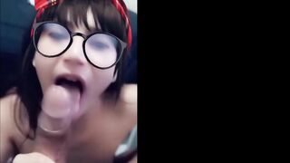 Aluna adolescente estava de recuperação no colégio e teve que mamar o teacher depois da aula, será que ela vai passar na prova?... Quando voltou pra casa ainda deu a bucetinha para o urso encher de gala!