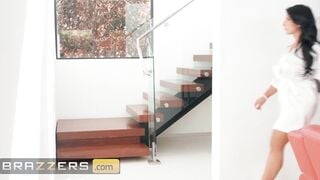 Brazzers - Raven Hart Expects her Personal Assistant Luna Lain to do everything even Lick her Snatch