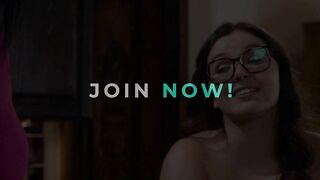 ADULT TIME - mom Reagan Foxx Has To SPANK Sensual PAWG Step Daughter Leana Lovings TRIBBING ORGASM